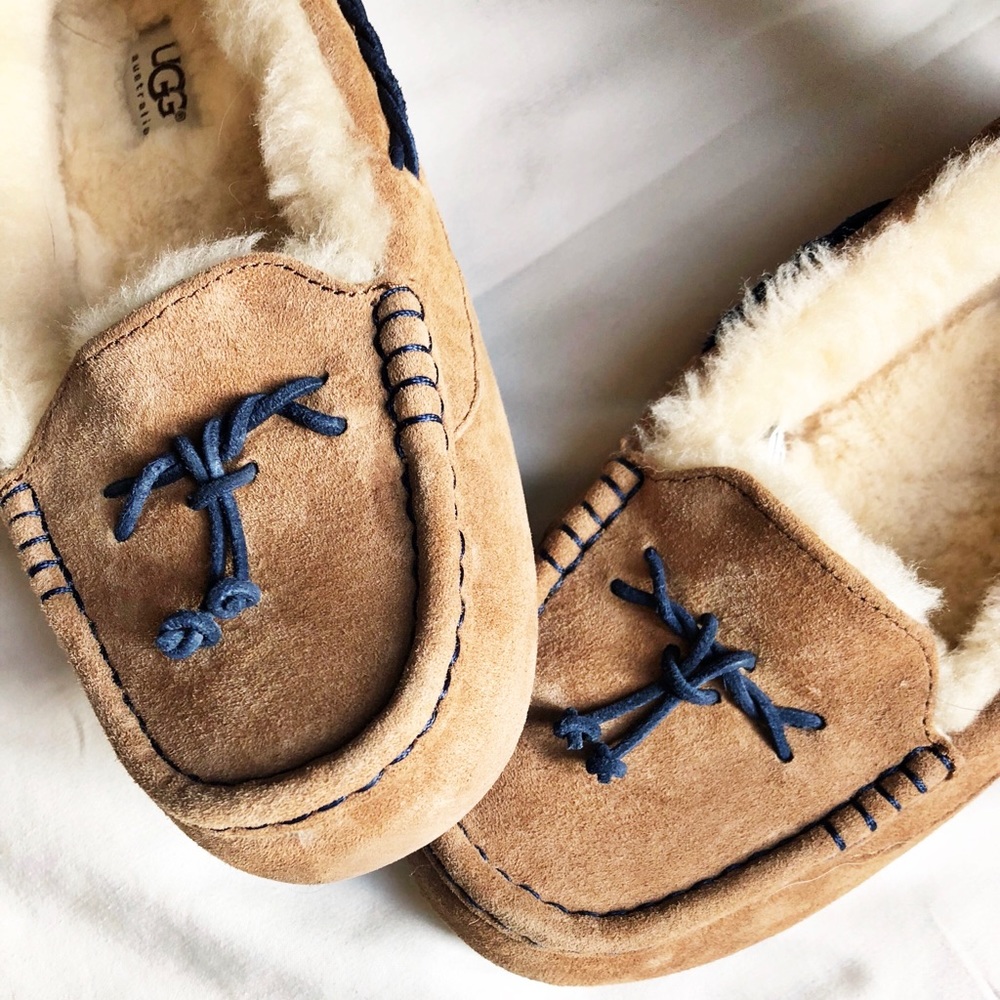 Size 9 UGG Mocasins - LIKE NEW!!